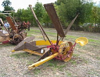 Javeleuse ou moissonneuse javeleuse (Fete de la Moisson St Simeon de Bressieux 2006) (1)